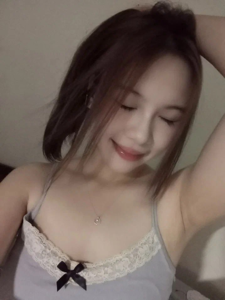 Con chó cái trong đôi tất đen bị đánh đòn, cù lét và quan hệ tình dục, và nó khóc vì bị ngược đãi! (2)